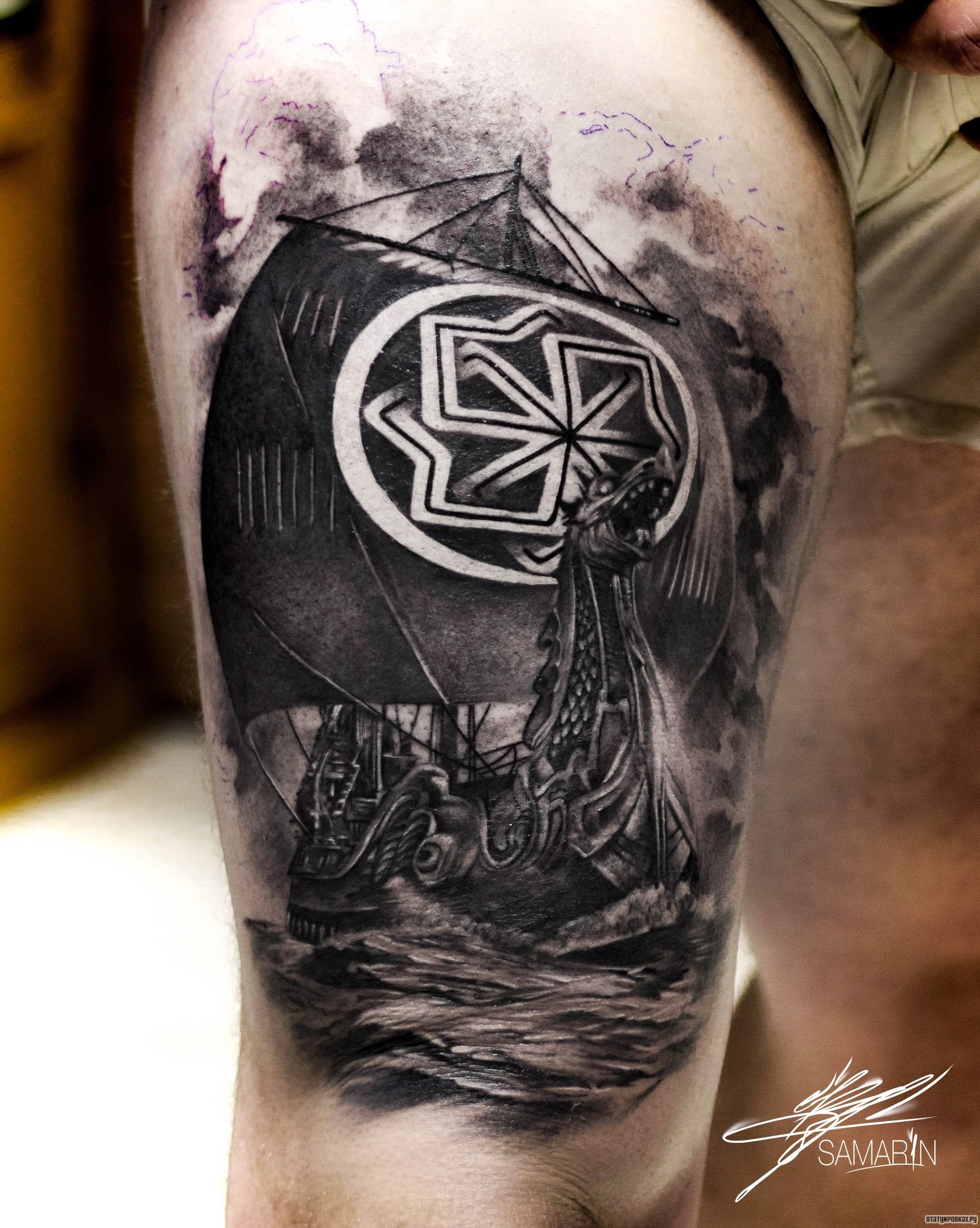 Фотография татуировки под названием «Корабль на воде на плече»