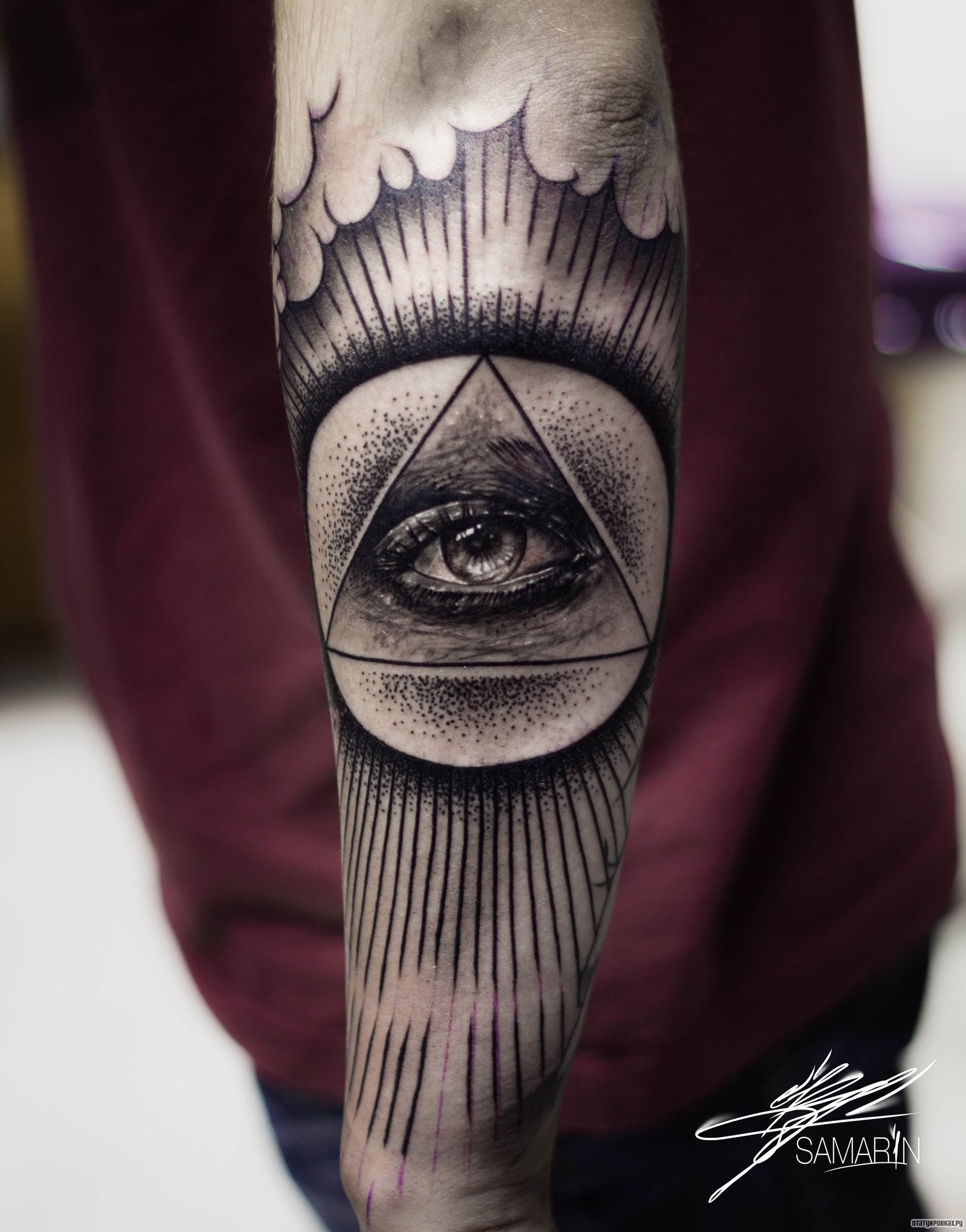 Фотография татуировки под названием «Всевидящее око на предплечье»