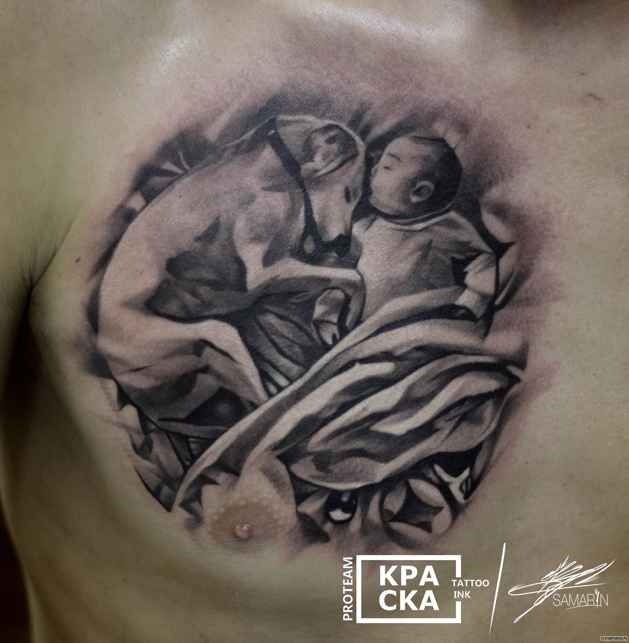 Фотография татуировки под названием «Ребенок и собака на груди»