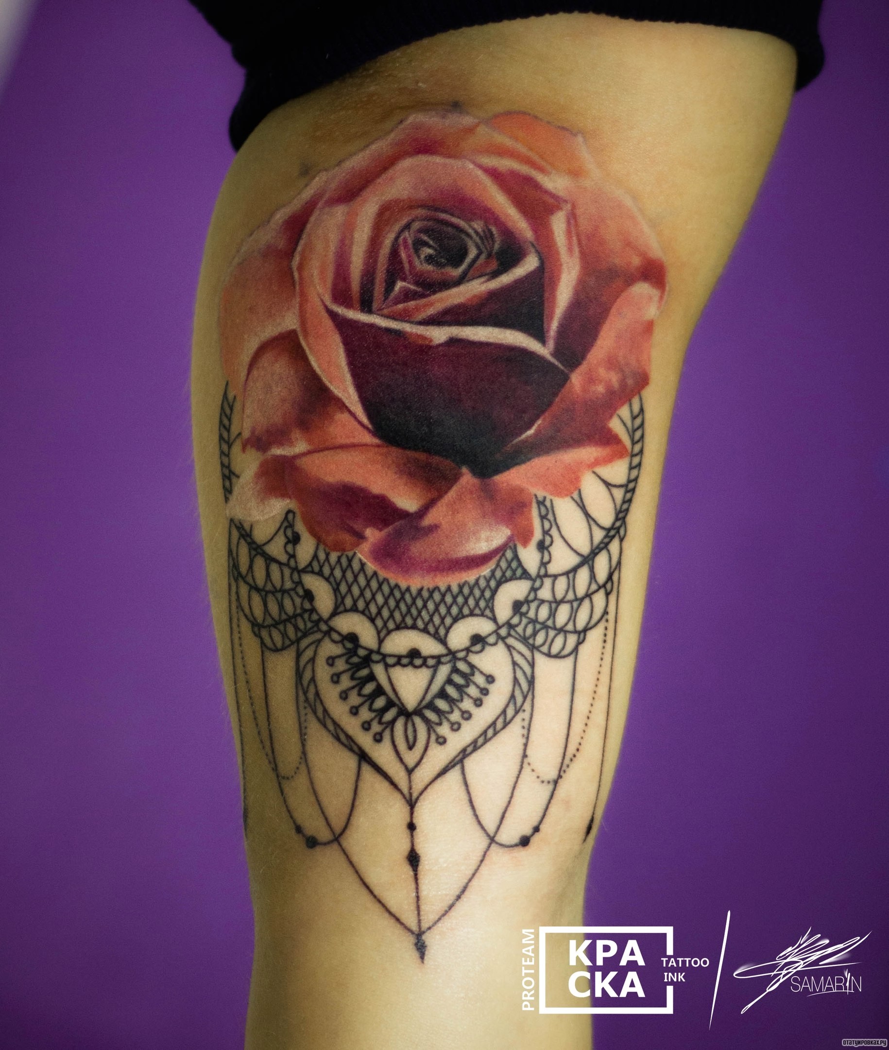 Фотография татуировки под названием «Роза и украшения на бицепсе»