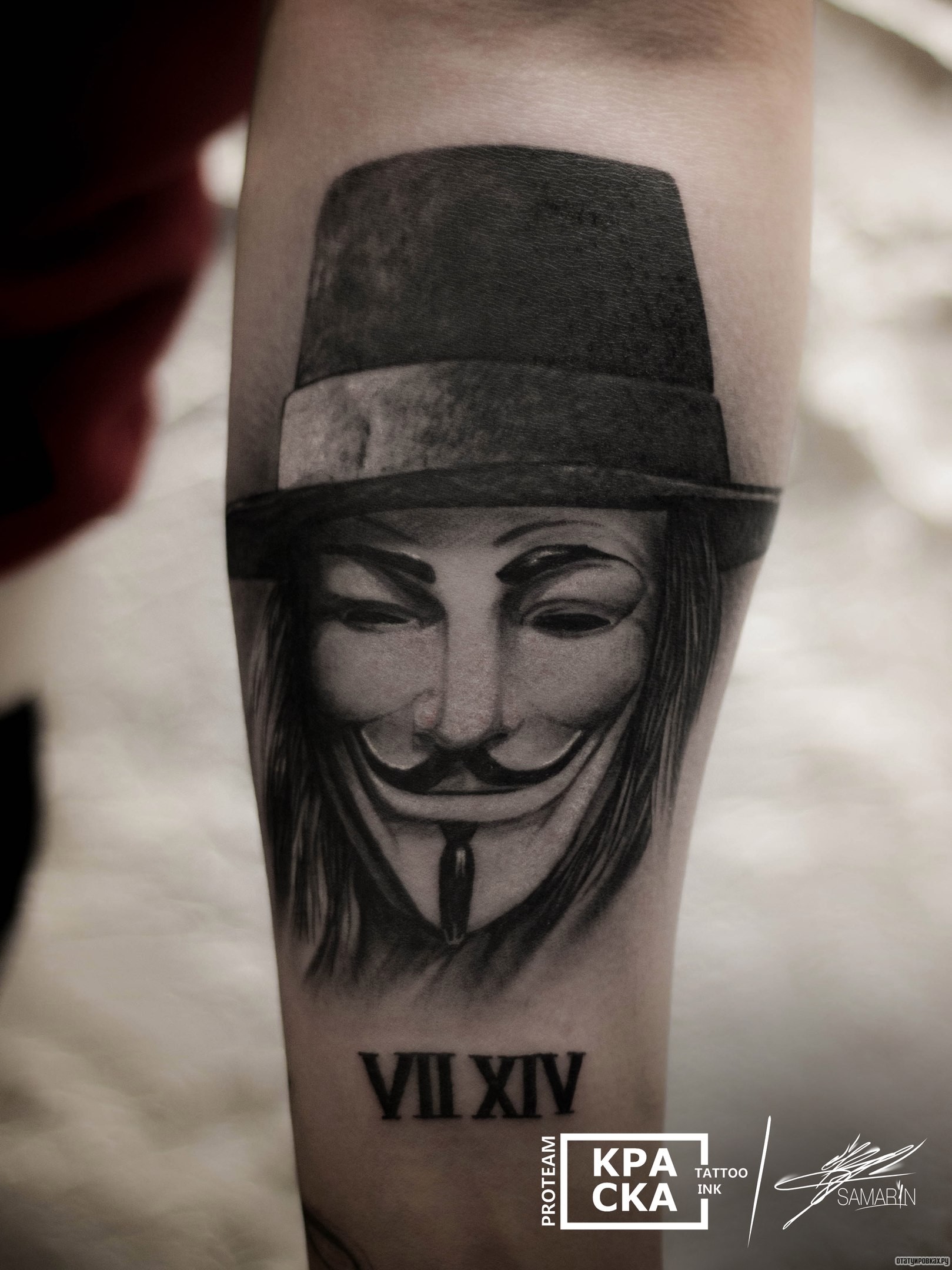 Фотография татуировки под названием «Маска в шляпе и римские цифры, на предплечье»