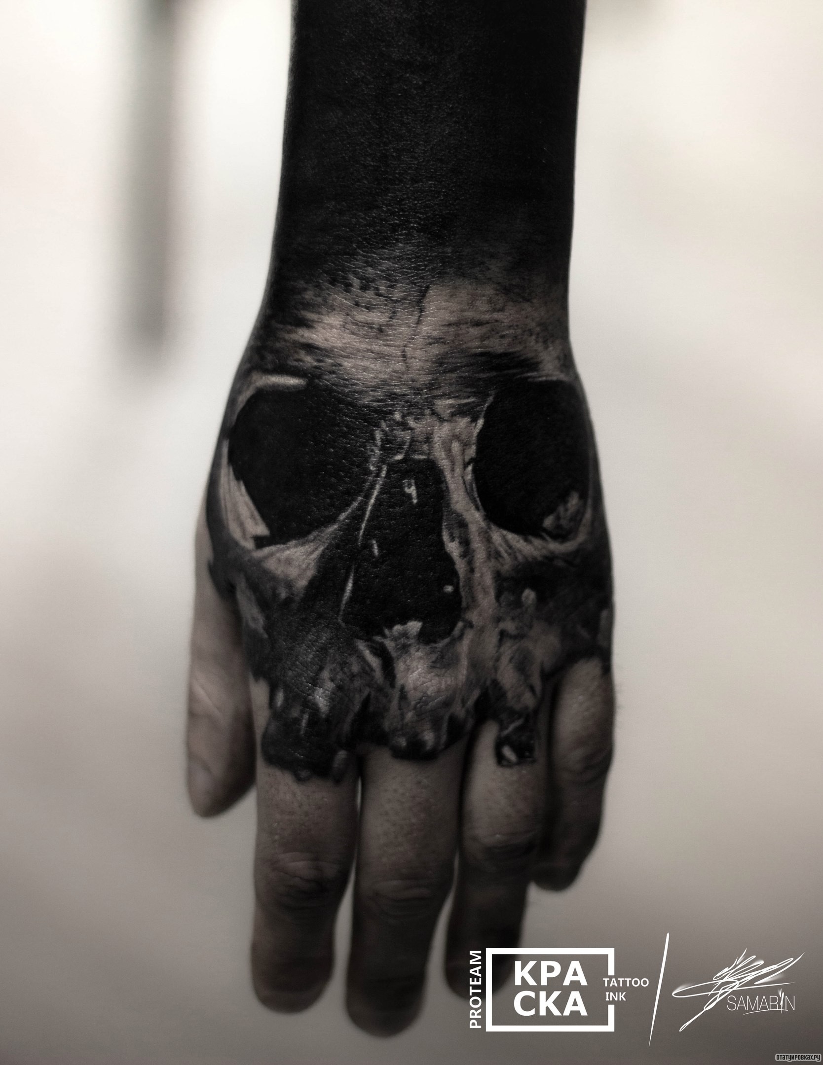 Фотография татуировки под названием «Череп на кисти блек ворк»