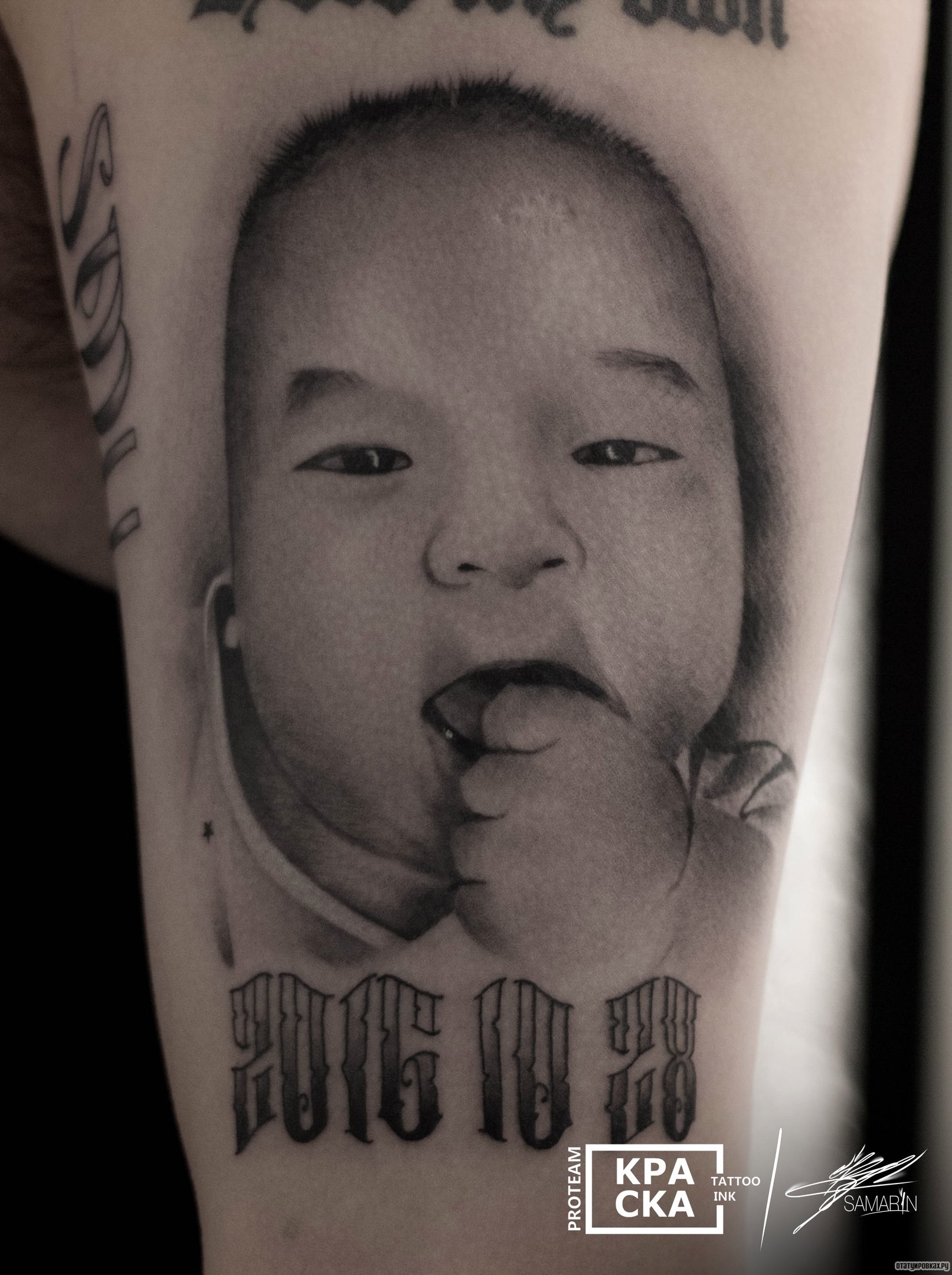 Фотография татуировки под названием «Портрет младенца на плече»