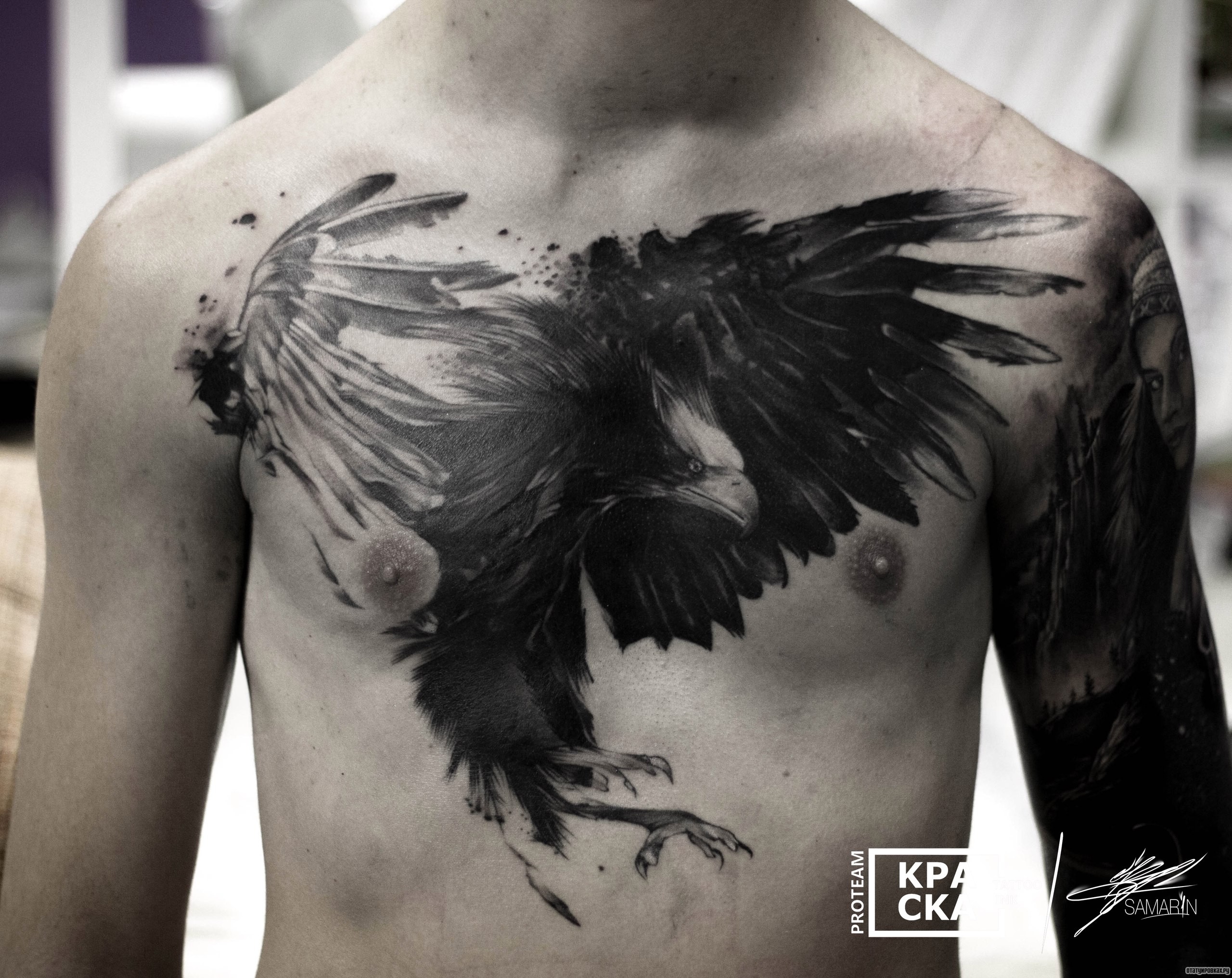 Фотография татуировки под названием «Ворона в стиле треш полька на груди парня»