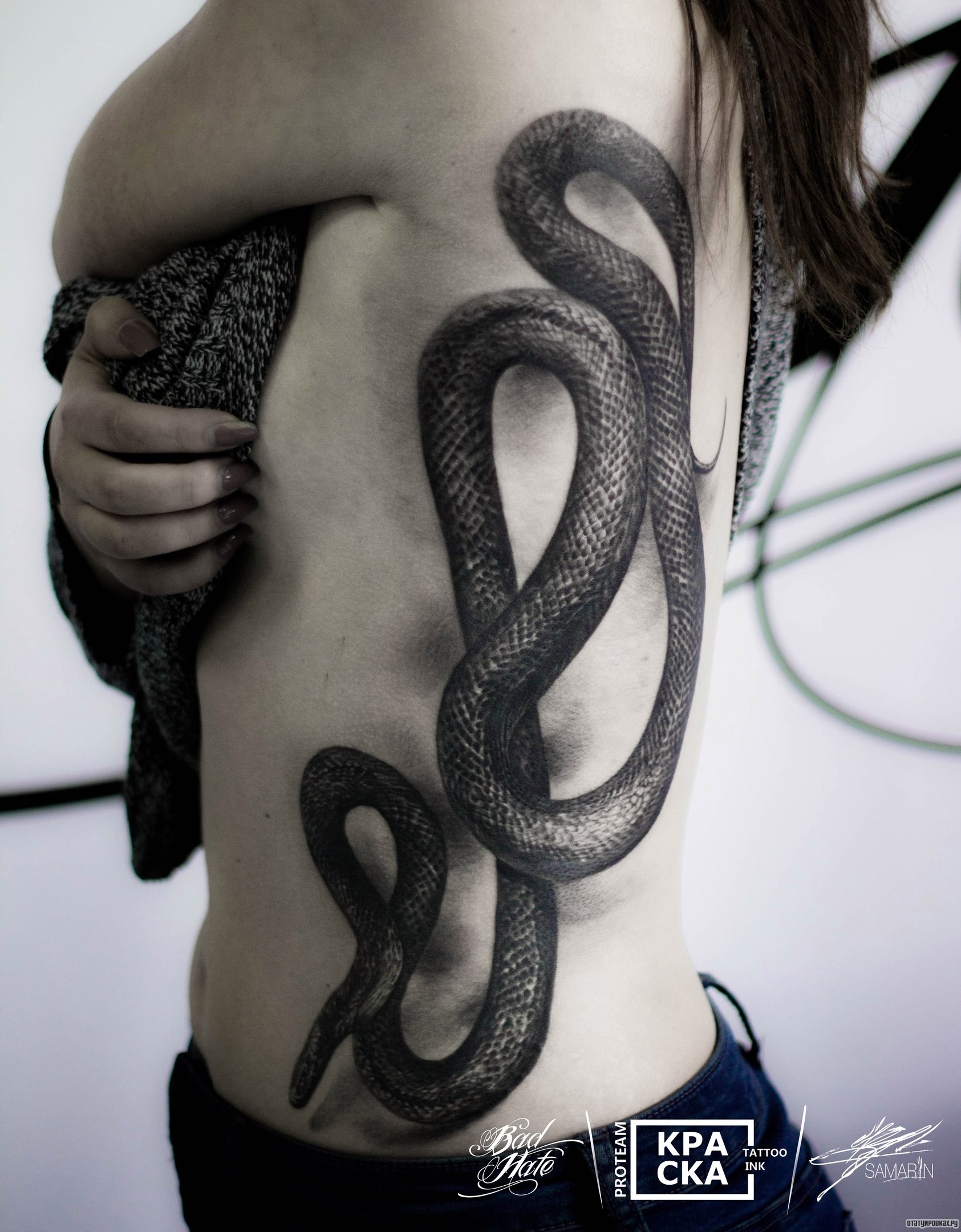 Фотография татуировки под названием «Черная змея сбоку тела девушки»