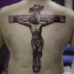 Иисус на кресте, тату на спине мужчины 