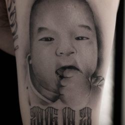Тату портрет младенца на плече