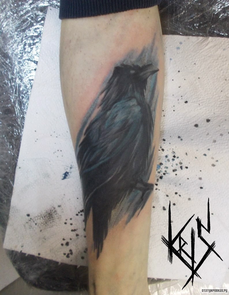Фотография татуировки под названием «Ворон на голени»