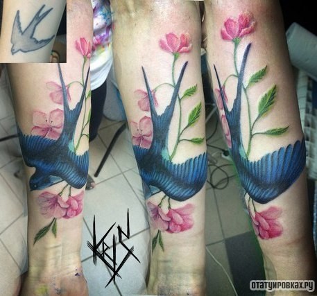 Фотография татуировки под названием «Ласточка в полете с цветами на предплечье»