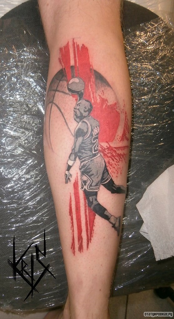 Фотография татуировки под названием «Баскетболист на голени»