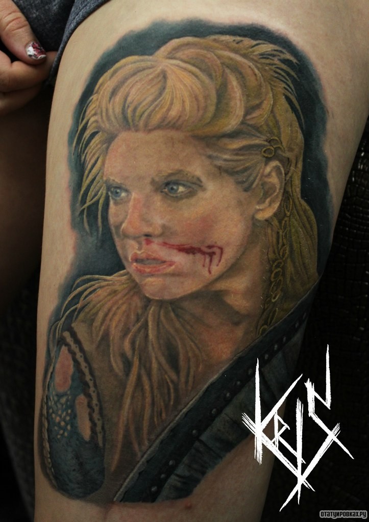 Фотография татуировки под названием «Девушка с кровью на лице, тату на бедре»