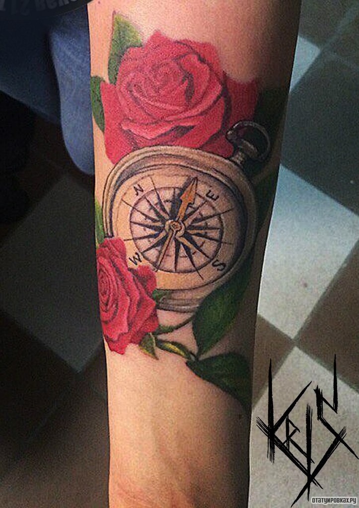 Фотография татуировки под названием «Две розы и коспас на предплечье»