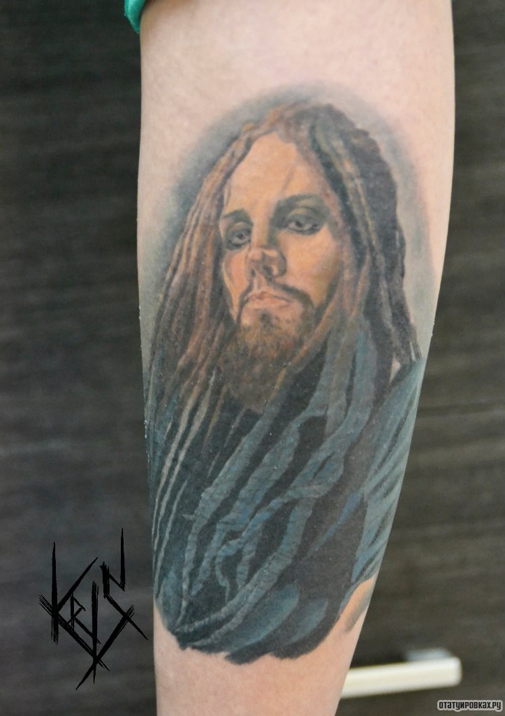 Фотография татуировки под названием «Человек с дредами на предплечье»