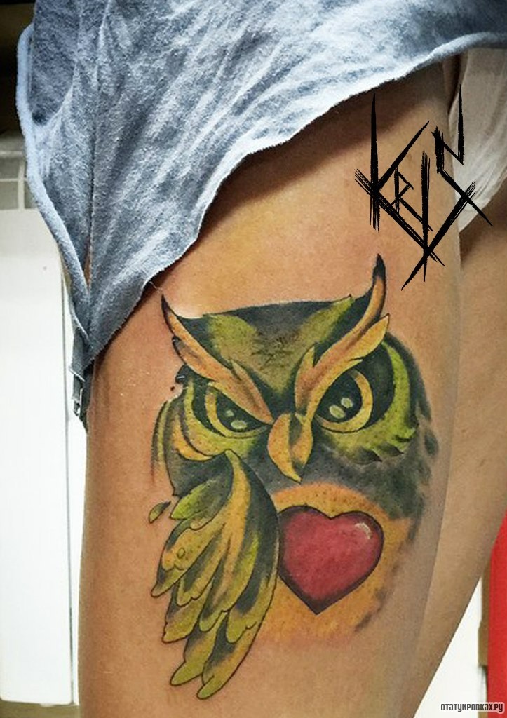 Фотография татуировки под названием «Сова и сердце на бедре»
