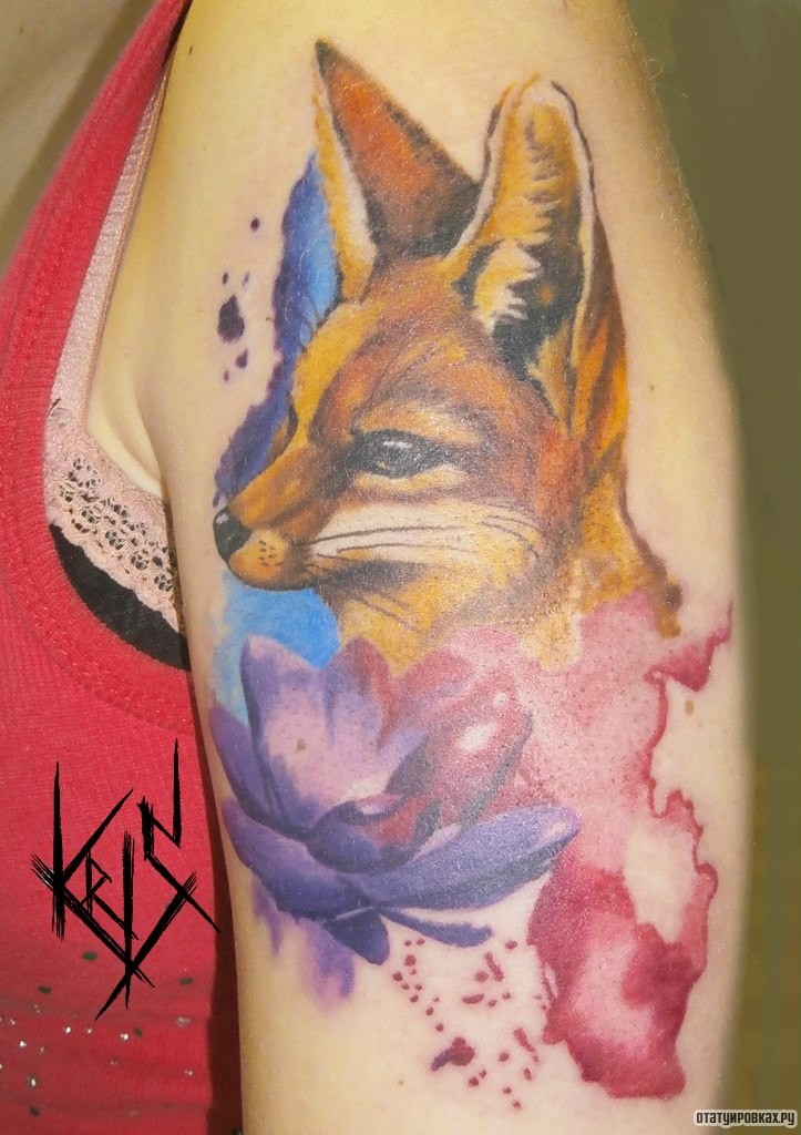 Фотография татуировки под названием «Лиса и лотос на плече девушки»