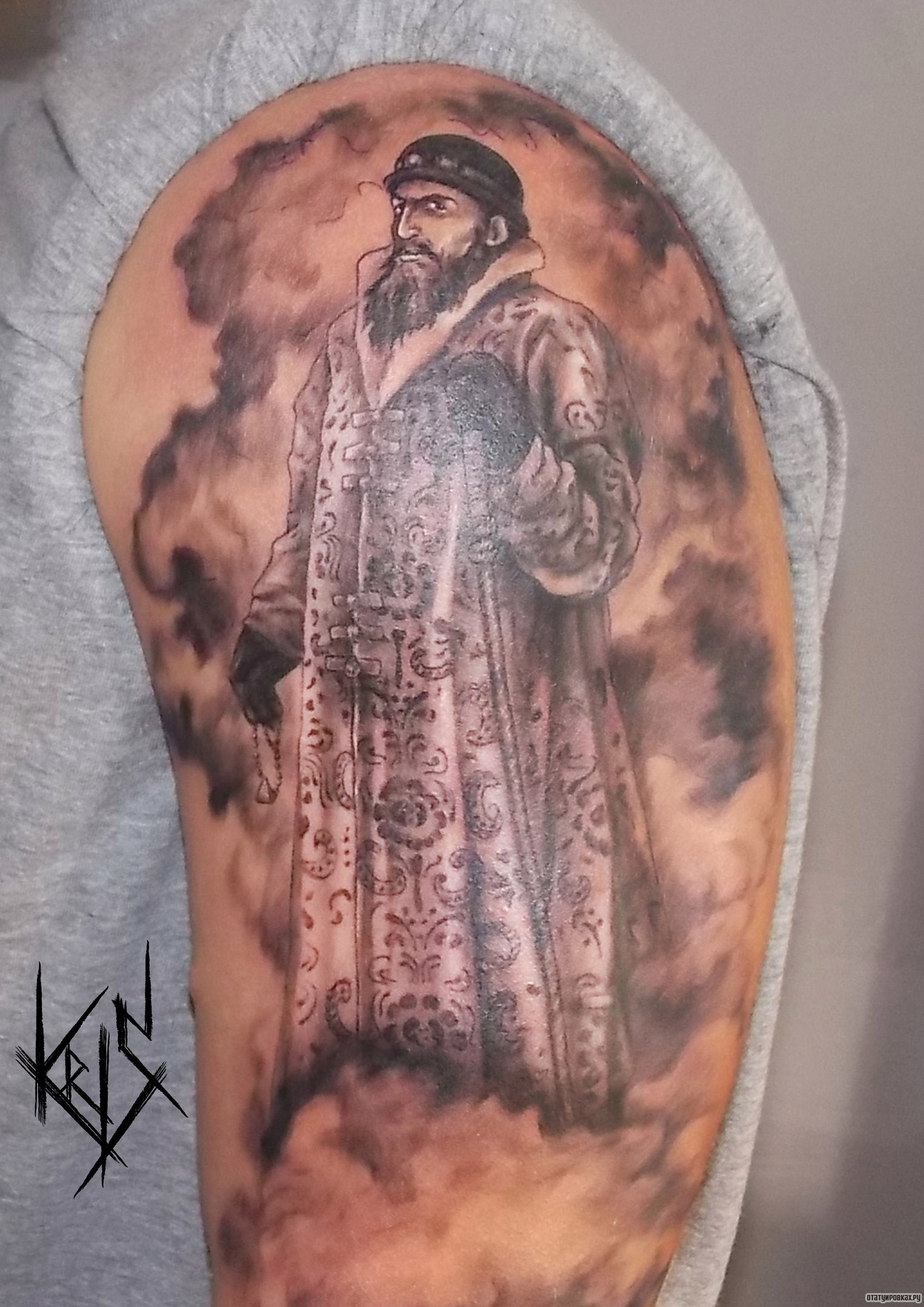 Фотография татуировки под названием «Человек с палкой на плече»