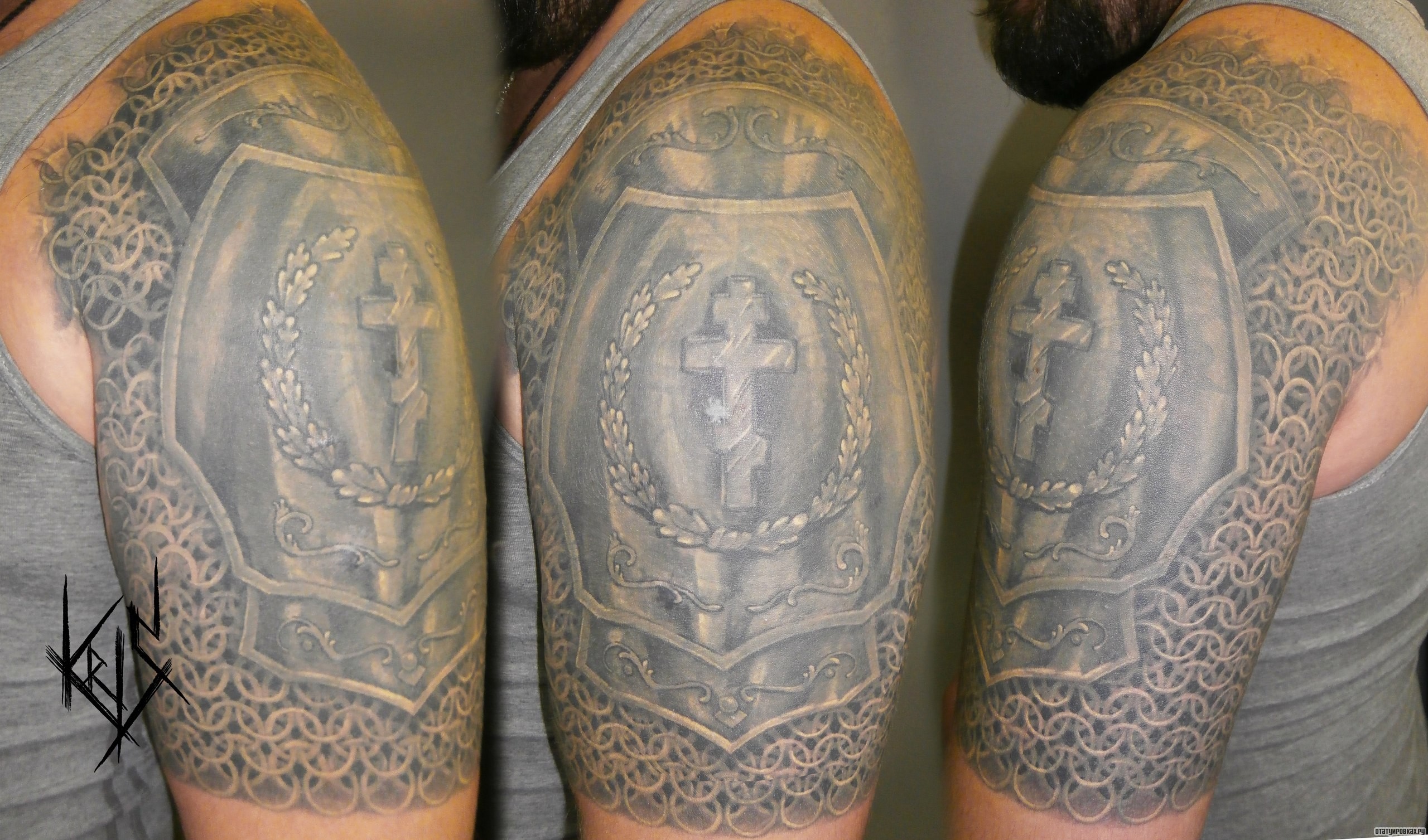 Фотография татуировки под названием «Латы с крестом на плече»