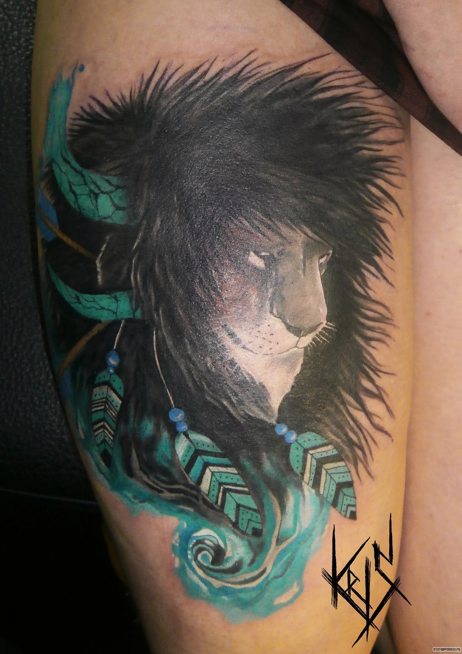 Фотография татуировки под названием «Лев с перьями на бедре»