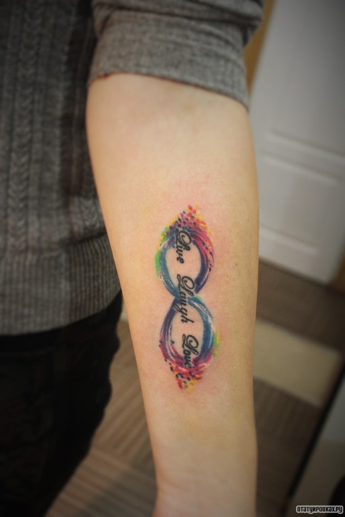 Фотография татуировки под названием «Бесконечность с надписью на предплечье»