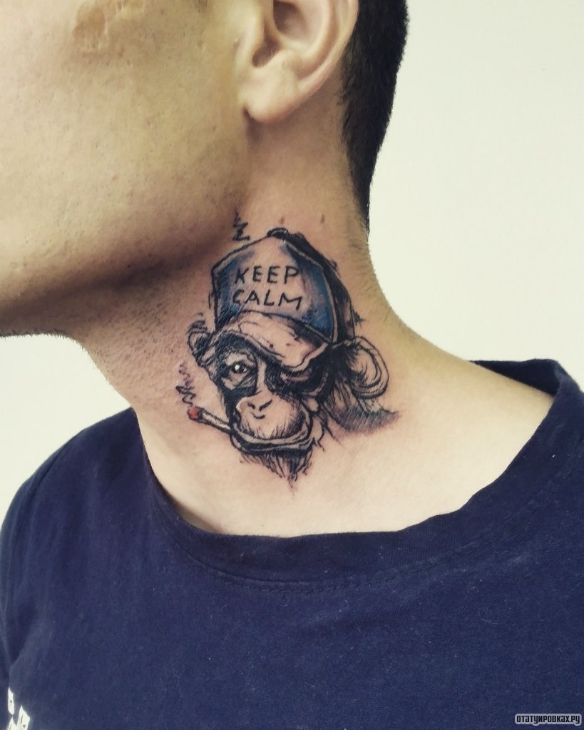 Фотография татуировки под названием «Курящая обезьяна на шее»