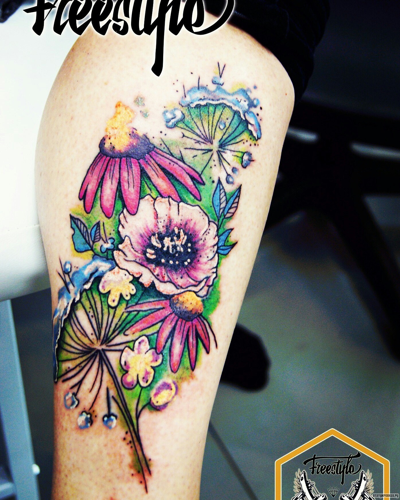 Фотография татуировки под названием «Цветы, одуванчики на голени»