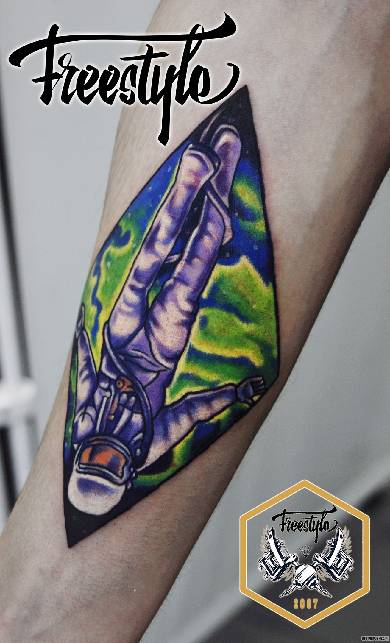 Фотография татуировки под названием «Космонавт в ромбе на предплечье»