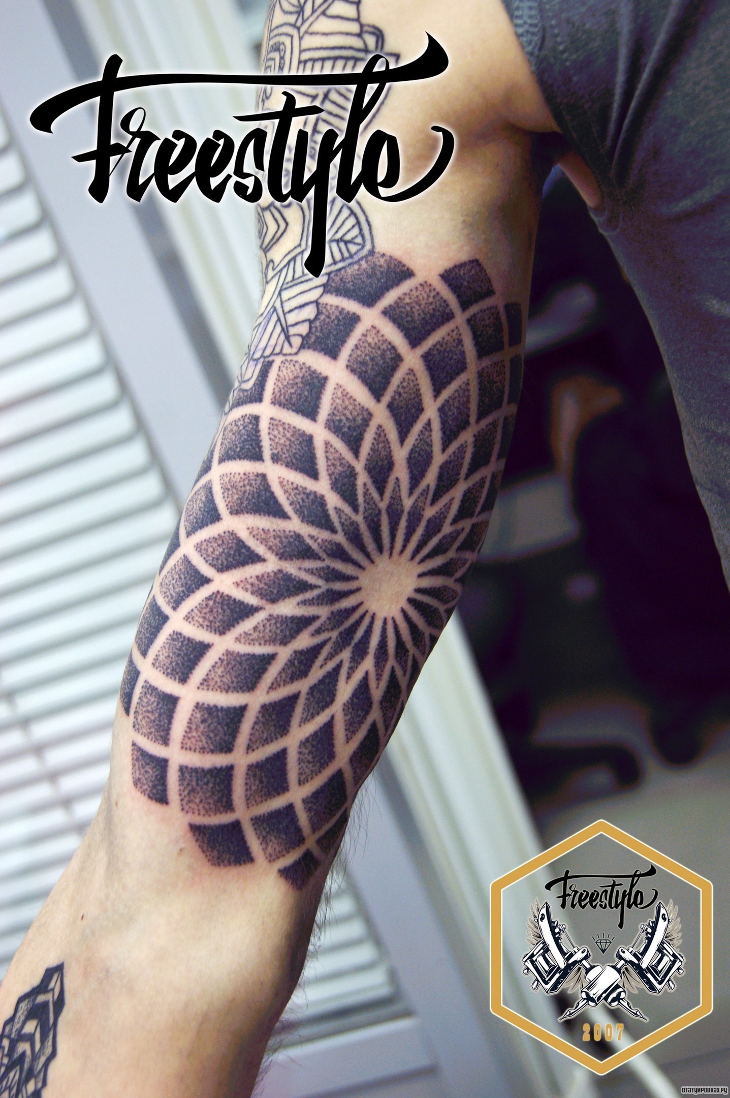 Фотография татуировки под названием «Мандала дотворк на бицепсе»