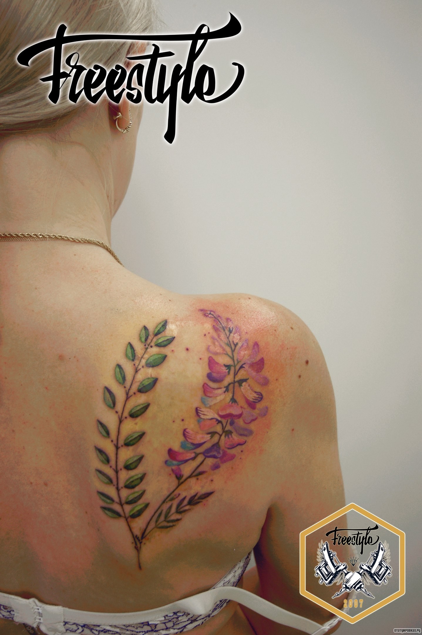 Фотография татуировки под названием «Веточка с листьями и цветами на плече девушки»