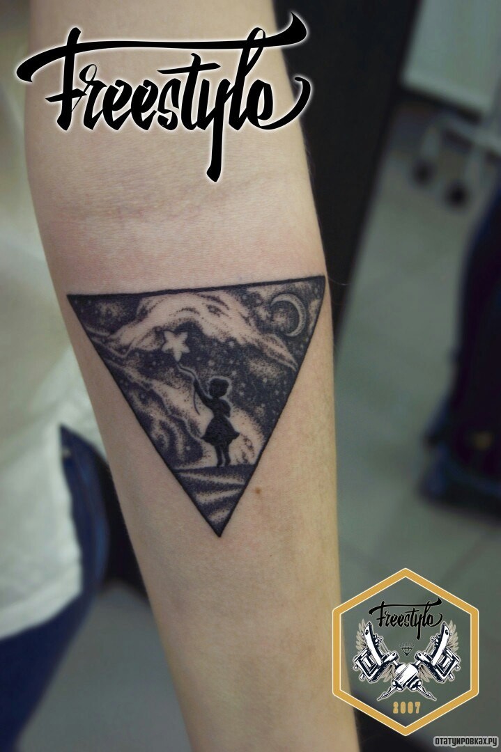 Фотография татуировки под названием «Девочка в треугольнике на предплечье»