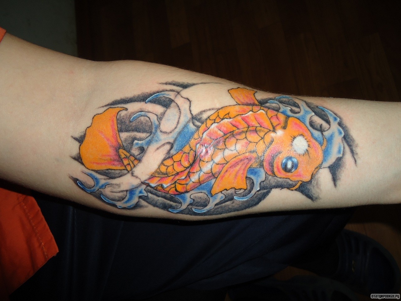 Фотография татуировки под названием «Карп в волнах на предплечье»