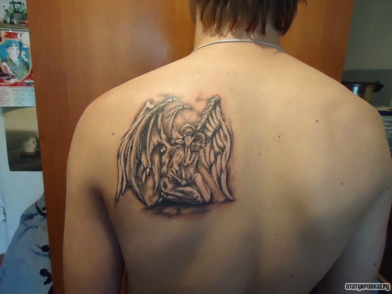 Фотография татуировки под названием «Ангел целует дбявола на лопатке»