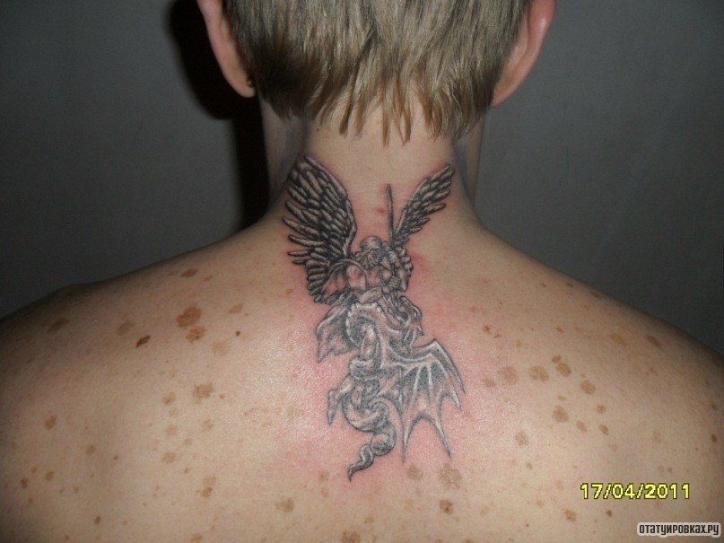 Фотография татуировки под названием «Ангел с драконом на спине»