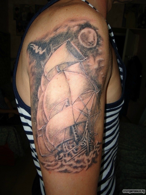 Фотография татуировки под названием «Корабль на плече»