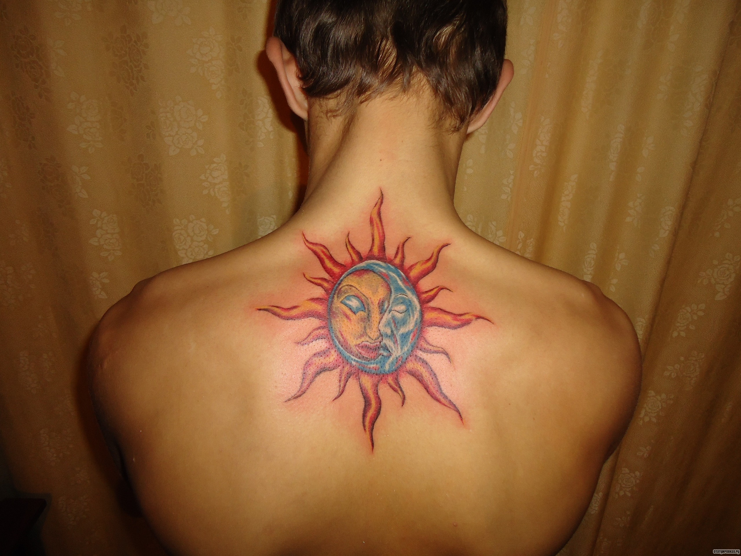 Фотография татуировки под названием «Солнце с луной на спине»