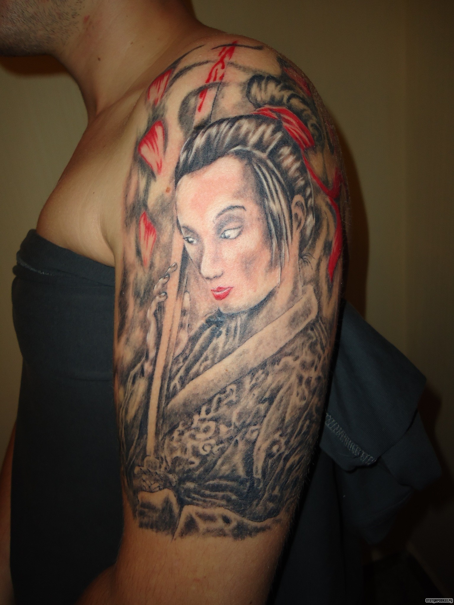Фотография татуировки под названием «Гейша на плече с саблей»