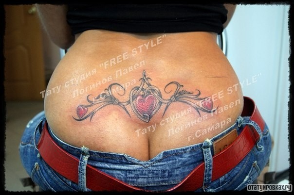 Фотография татуировки под названием «Узор с сердечком на пояснице у девушки»