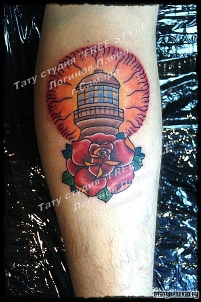 Фотография татуировки под названием «Маяк с розой на голени»
