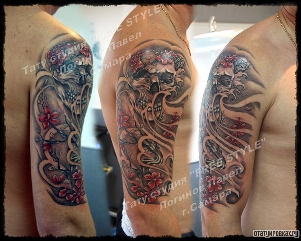 Фотография татуировки под названием «Череп с цветами, японский мотив на плече»