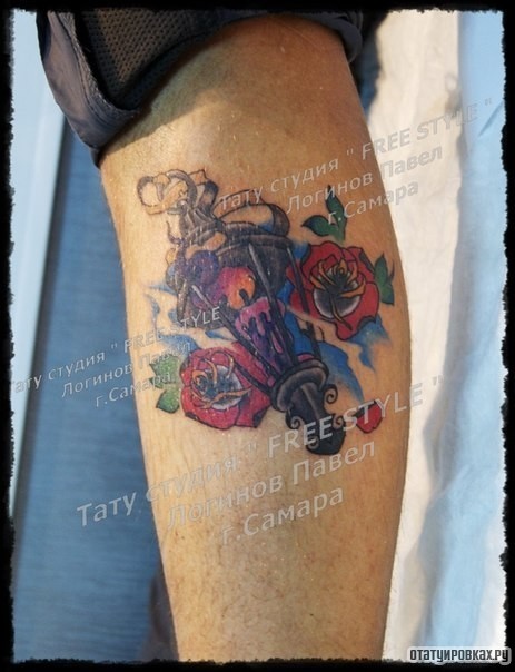 Фотография татуировки под названием «Лампа с розами на голени»