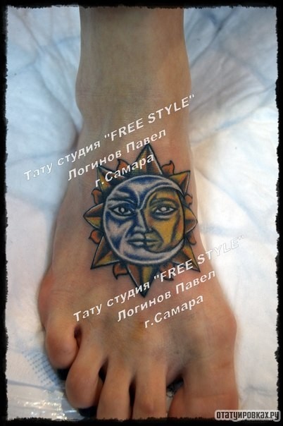 Фотография татуировки под названием «Солнце и луна на ступне»
