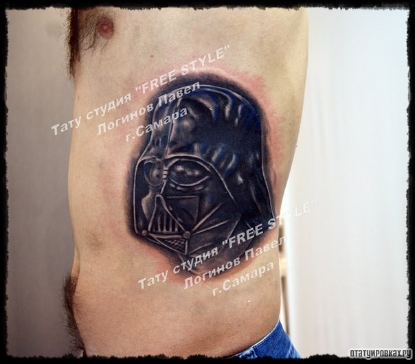 Фотография татуировки под названием «Дарт вейдер сбоку тела»