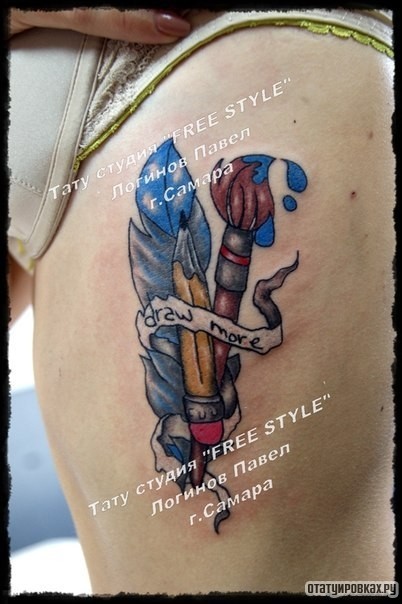 Фотография татуировки под названием «Кисточка, карандаш и перо на бедре»