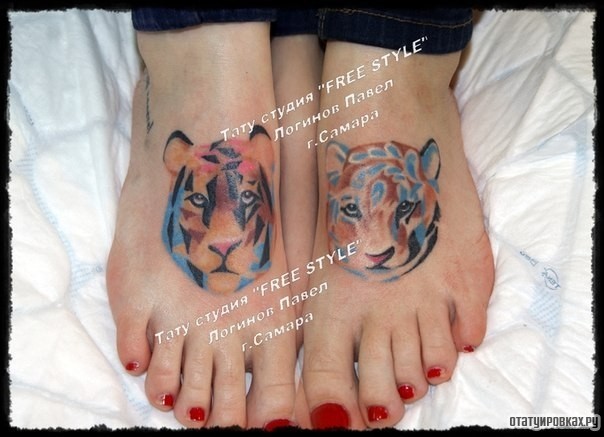 Фотография татуировки под названием «Лев и львица геометрия на стопе»