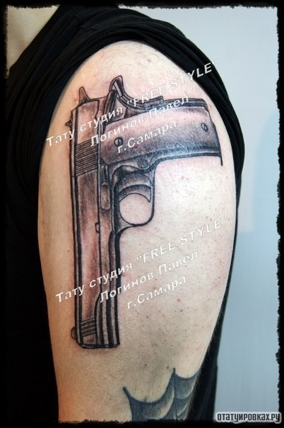 Фотография татуировки под названием «Пистолет на плече»