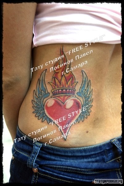Фотография татуировки под названием «Сердце с крыльями и короной на пояснице»