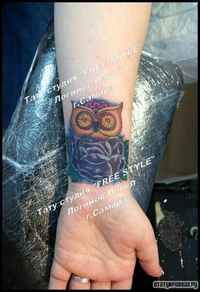 Фотография татуировки под названием «Сова и сиреневая роза на запястье»