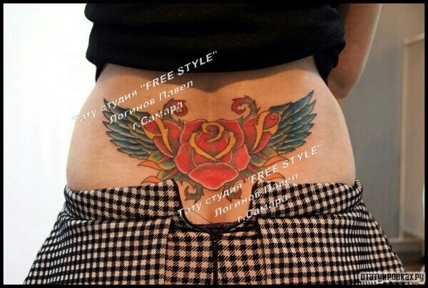 Фотография татуировки под названием «Роза с крыльями на пояснице»