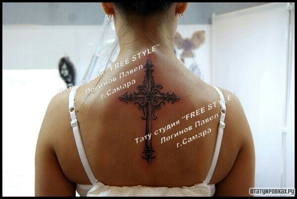 Фотография татуировки под названием «Крест на спине девушки»