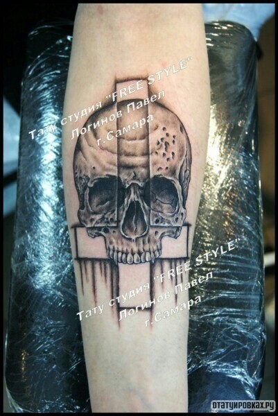 Фотография татуировки под названием «Череп и крест на предплечье»