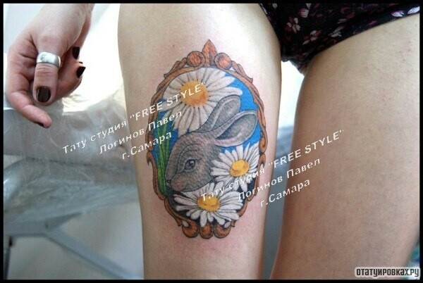 Фотография татуировки под названием «Заяц с ромашками на бедре девушки»